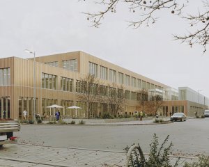 Blick auf den Haupteingang der Bildungsakademie