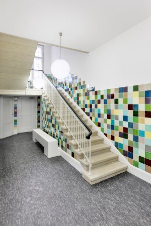 Treppenhaus mit neuen Craqueléfliesen