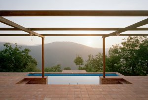 Blick über den Pool in die Landschaft