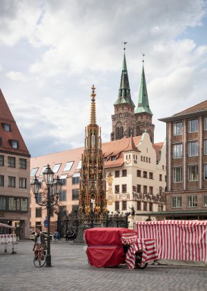 Blick vom Hauptmarkt auf das Haus der Wirtschaft und die Türme von St. Sebald